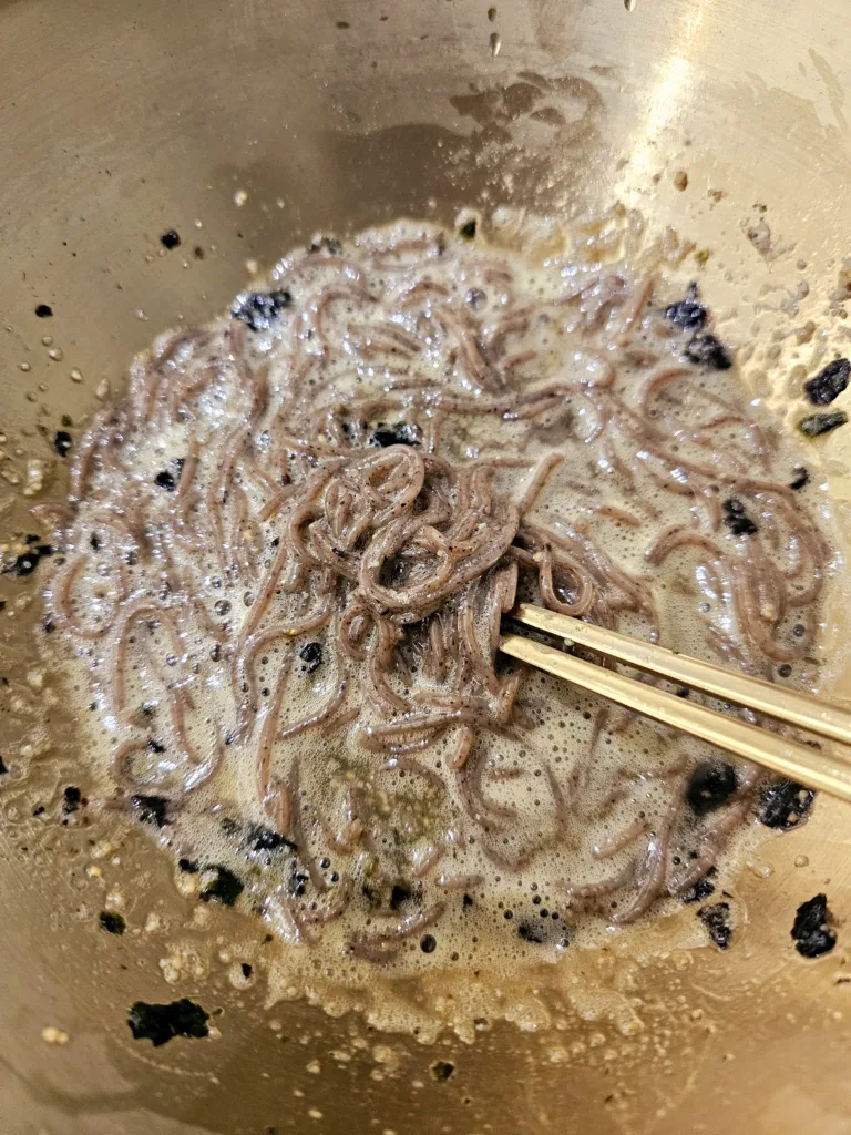 육수를 부은 막국수