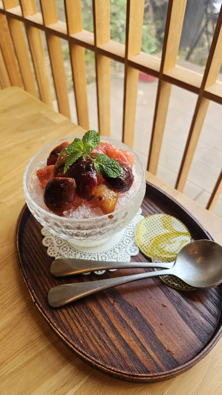 과일과 민트가 올라간 늦여름의 무화과빙수