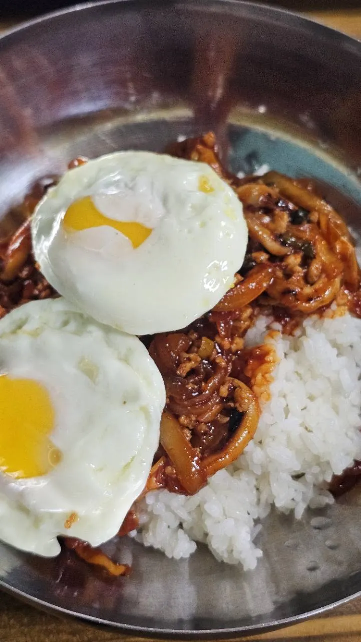 계란후라이 두 개를 올린 다다원 중화비빔밥
