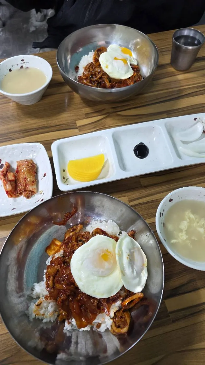 중화비빔밥 두 그릇과 계란국, 김치와 단무지가 놓인 상