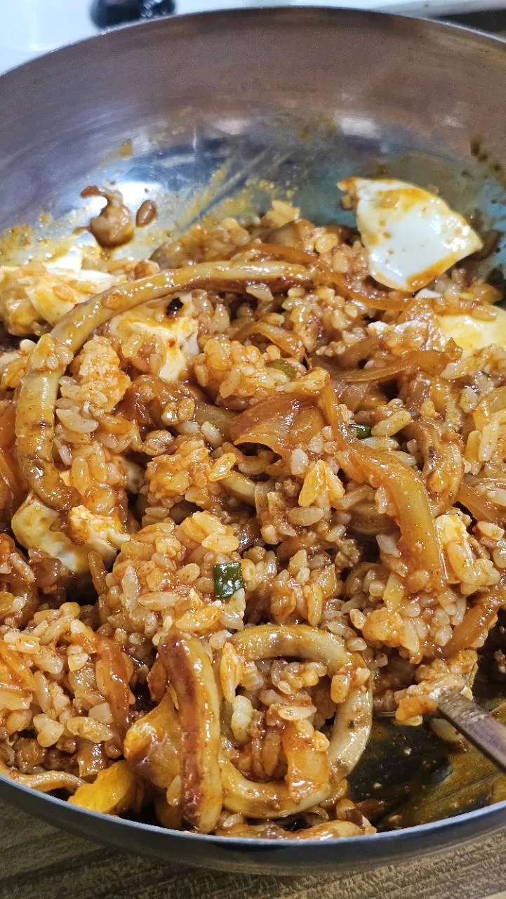 중화비빔밥의 양념과 밥, 계란을 비빈 모습