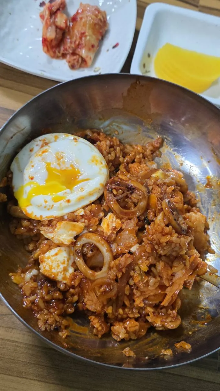 반숙 계란 노른자와 함께 비벼 먹는 중화비빔밥