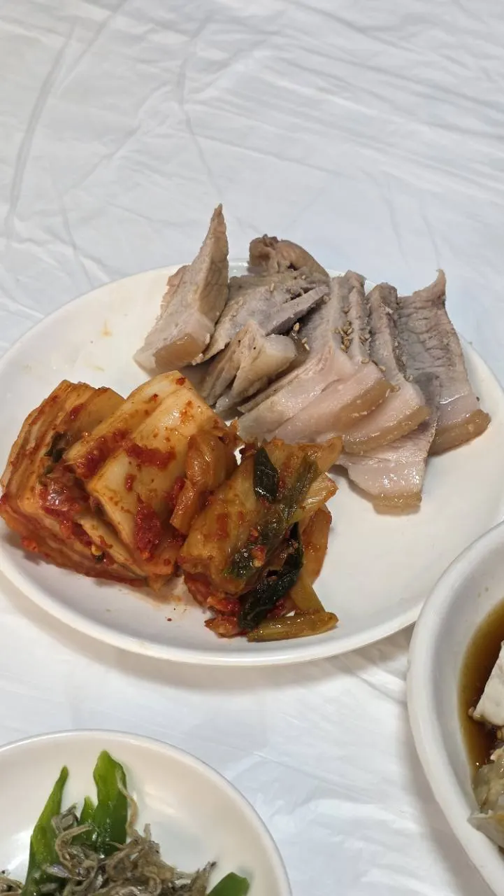 장원꽃게장 백반에 포함된 수육과 배추김치