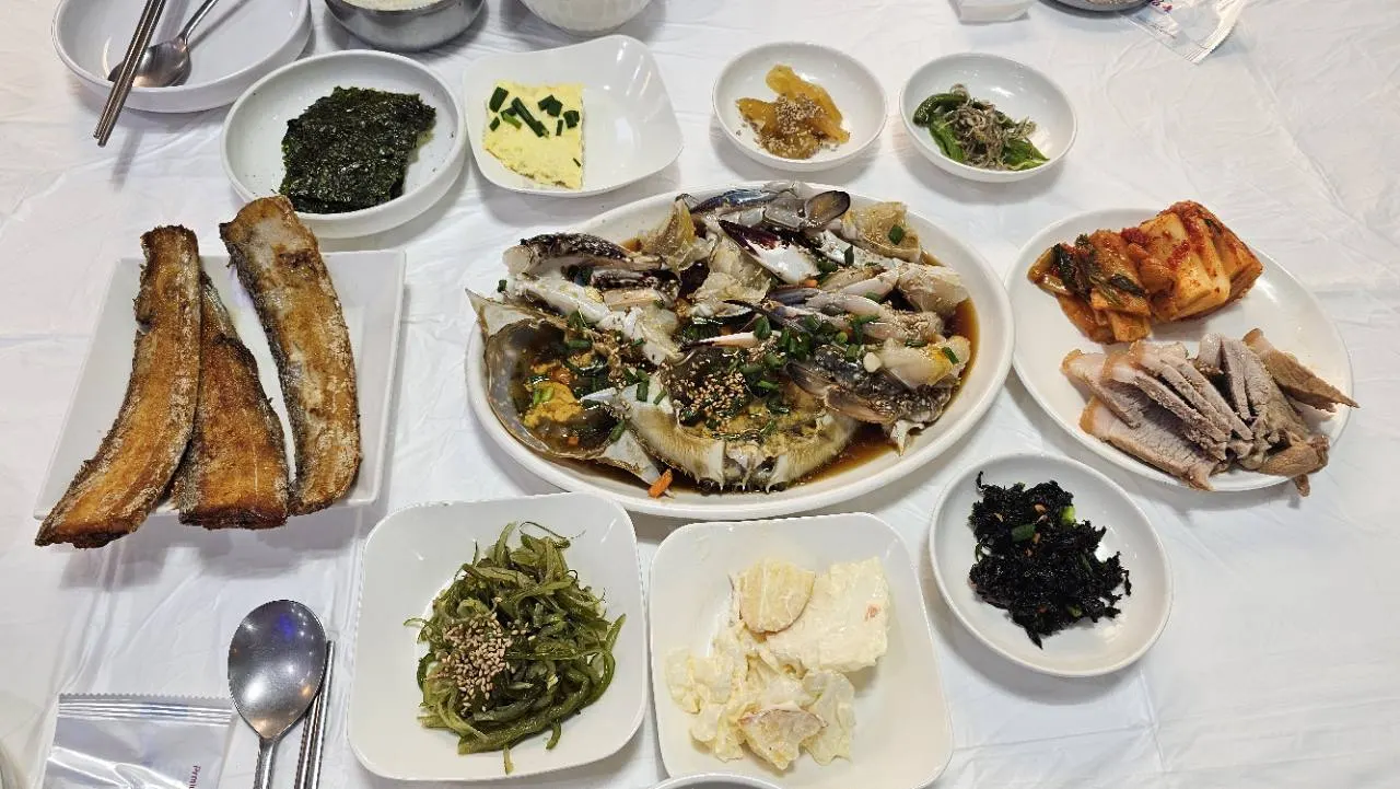 꽃게장과 갈치구이, 수육, 여러 반찬이 차려진 장원꽃게장 백반 한 상