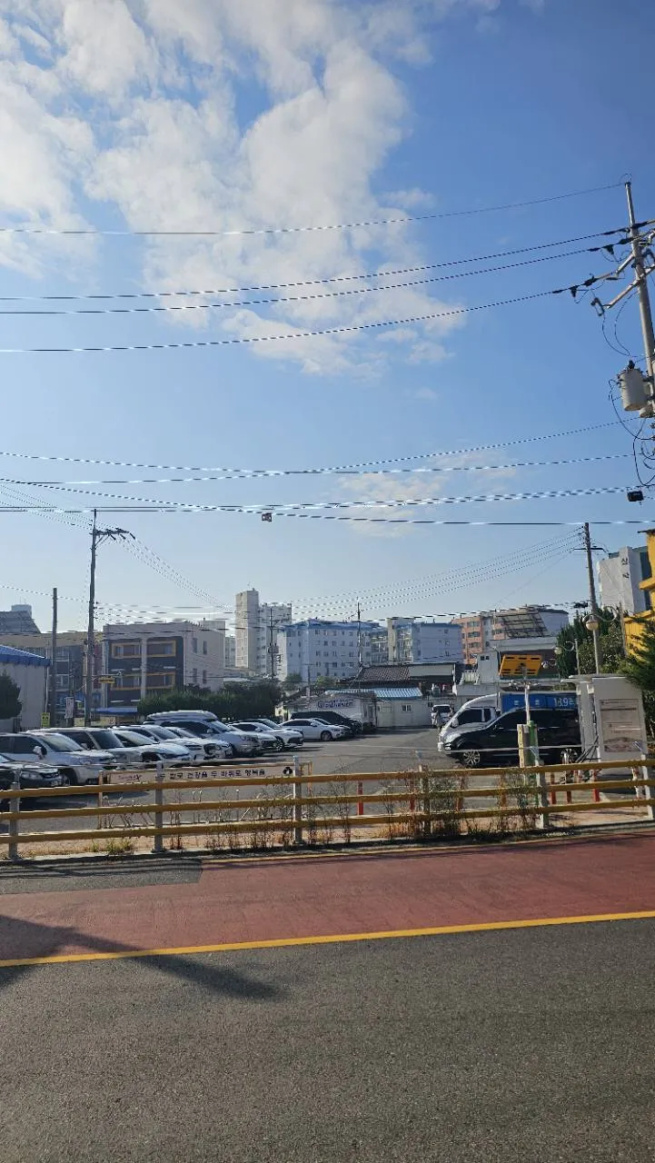 지린성 건너편에 있는 넓은 주차장