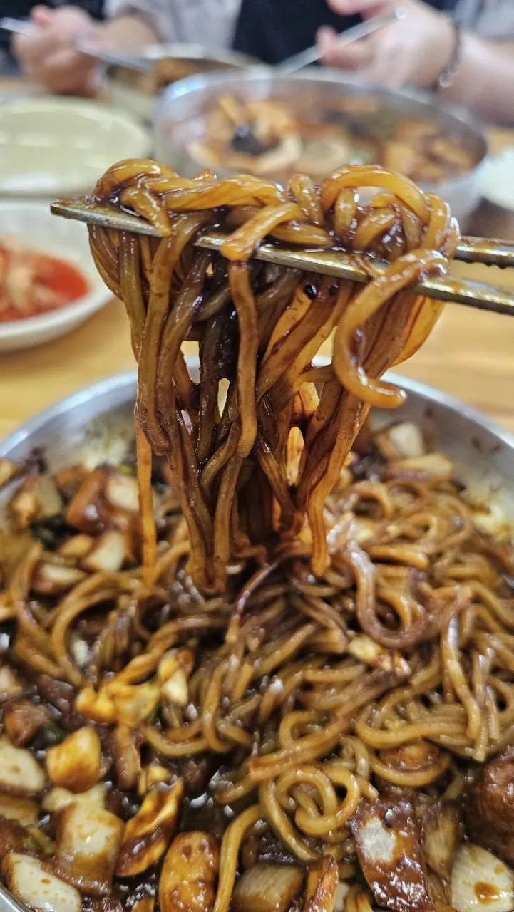 고추짜장 소스를 비빈 면을 젓가락으로 들어 올린 모습