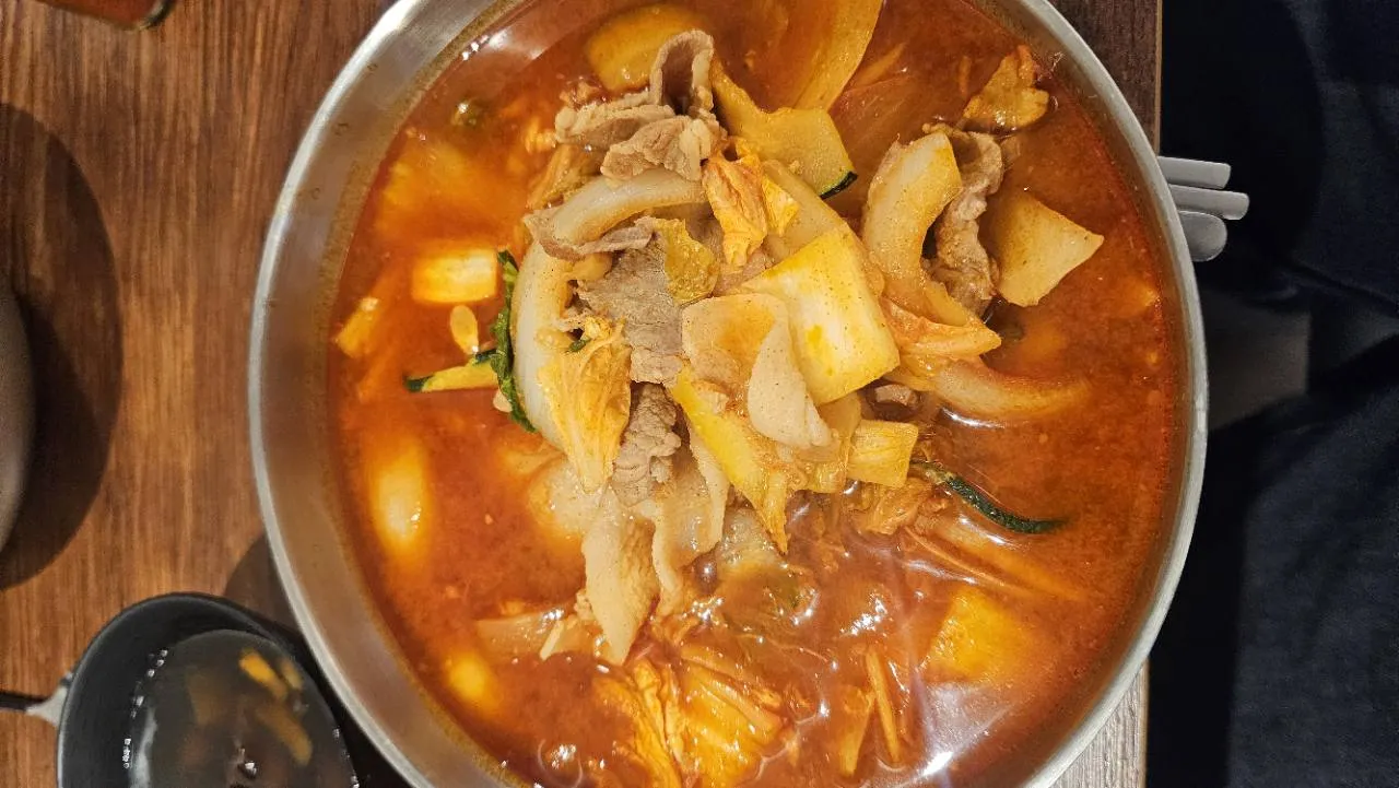 고기와 큼직한 채소가 들어간 특고기짬뽕