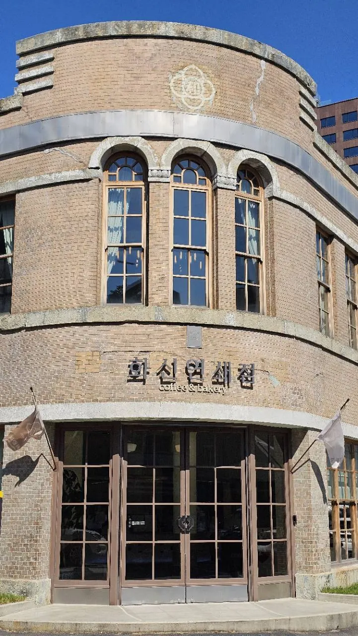 목포 화신연쇄점의 벽돌 외관과 아치형 창문