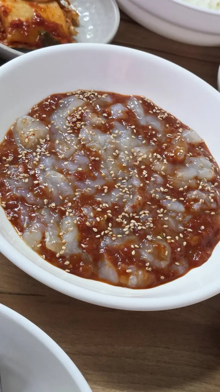 목포 장터본점의 양념과 참깨가 올라간 꽃게살