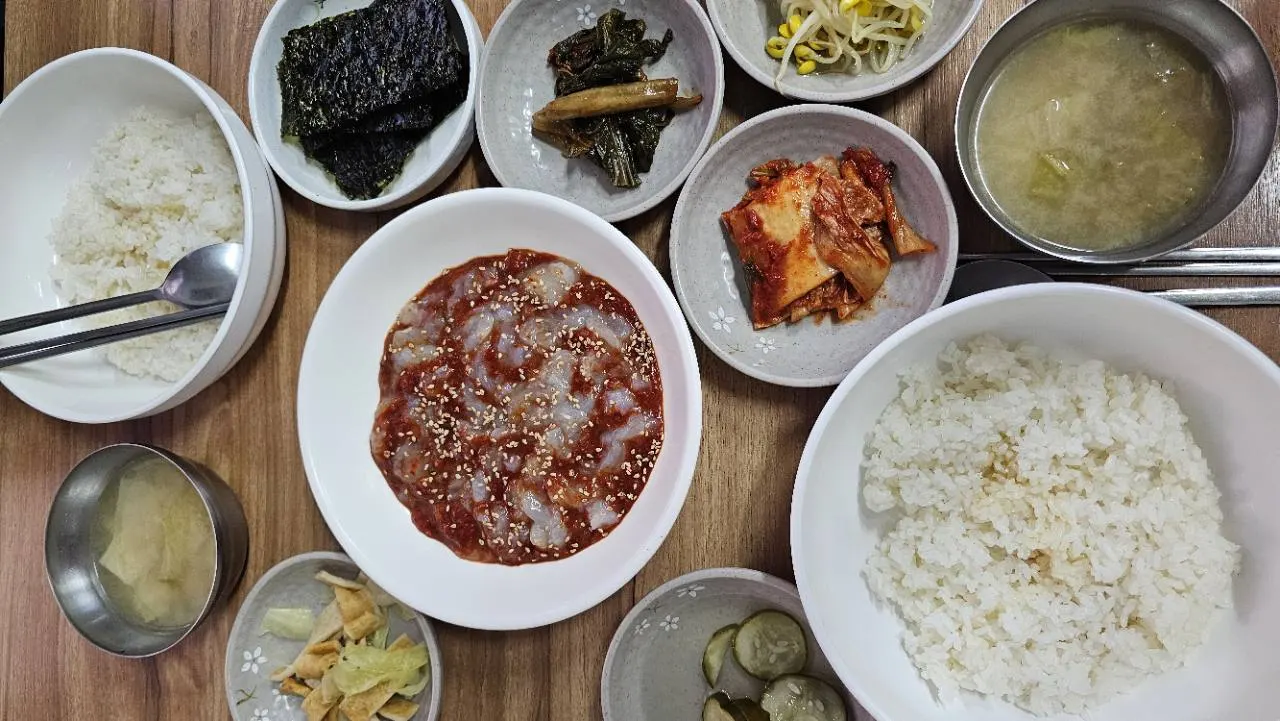 꽃게살 2인분과 참기름 밥 두 그릇, 반찬이 차려진 상