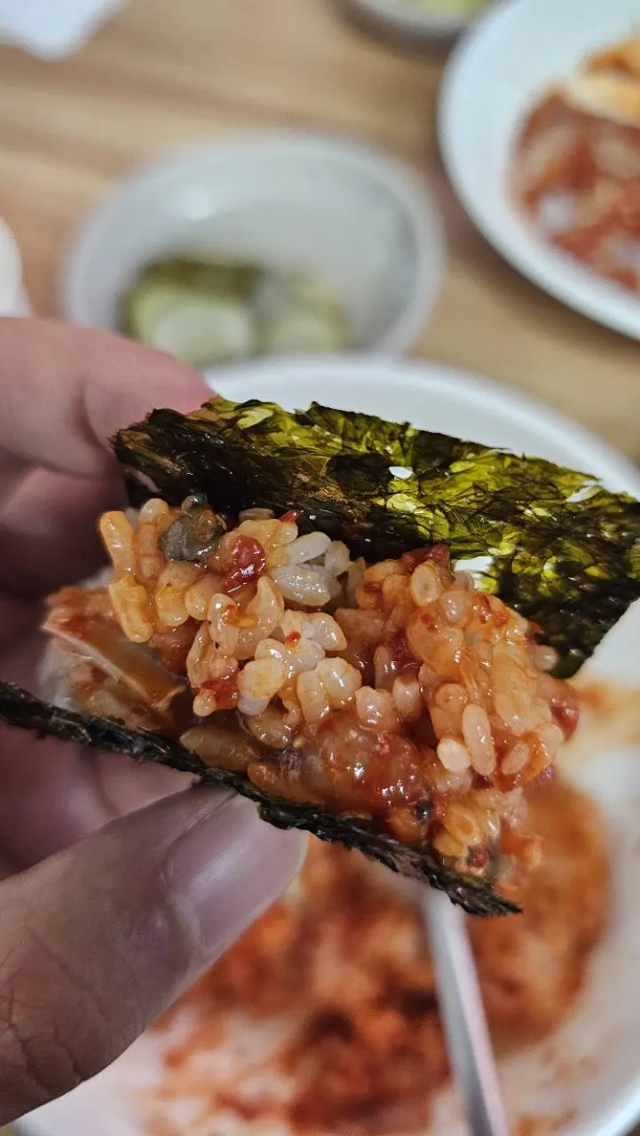 꽃게살을 비빈 밥을 김에 싸서 먹는 모습