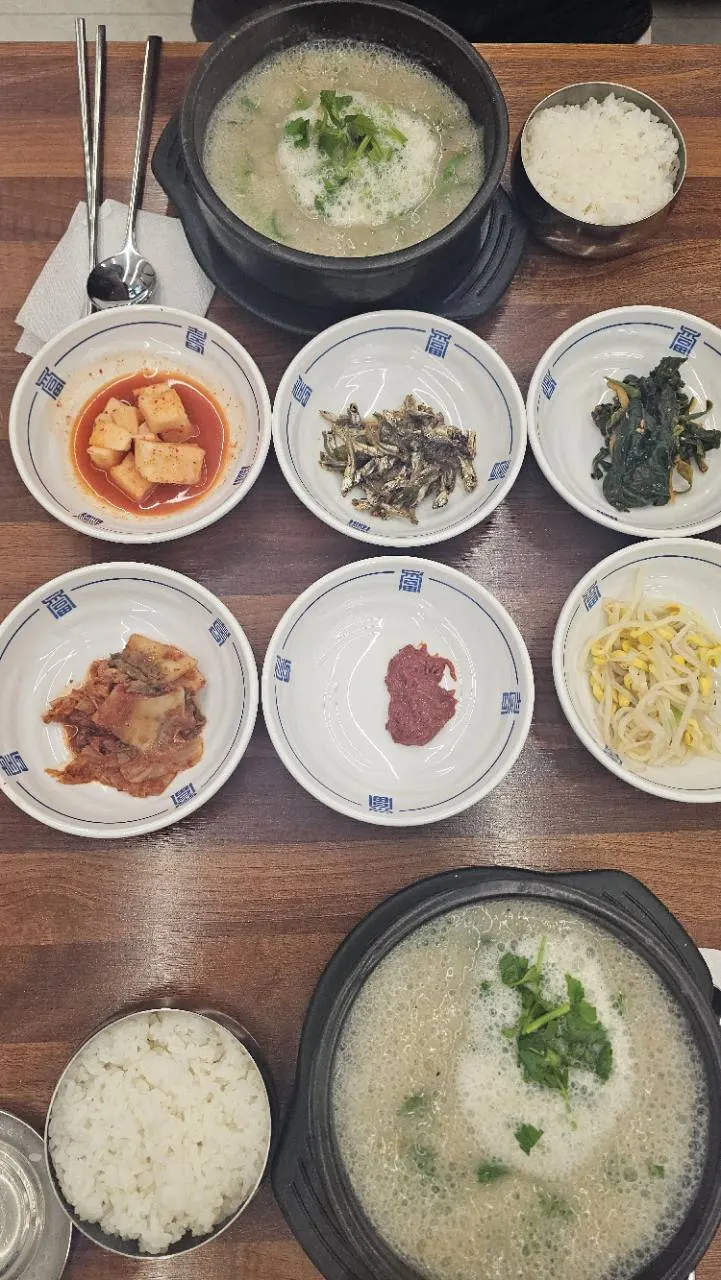 쫄복탕 뚝배기와 공기밥, 밑반찬이 차려진 상