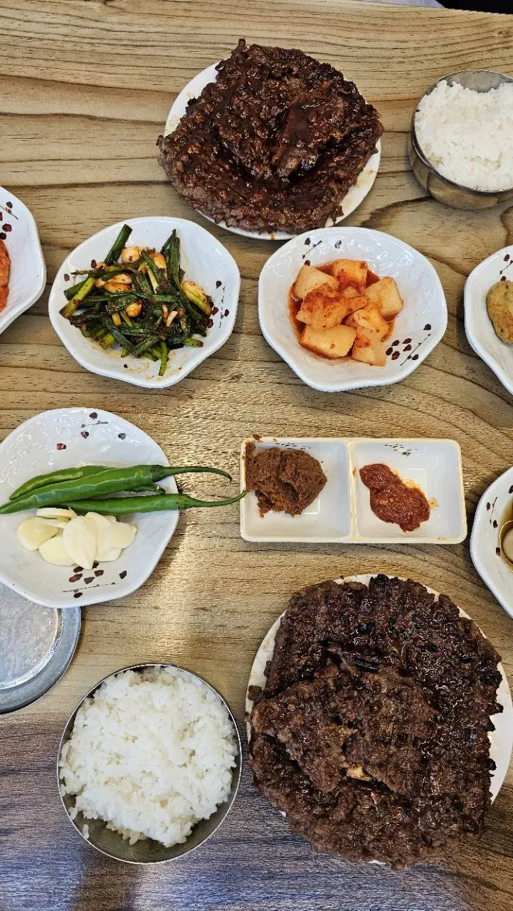 기본 떡갈비와 매운 떡갈비, 밥과 반찬이 차려진 상