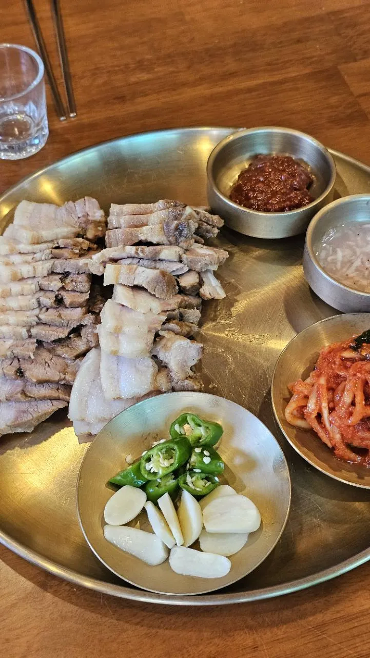 고추와 마늘, 새우젓 등과 함께 나온 살구실 수육