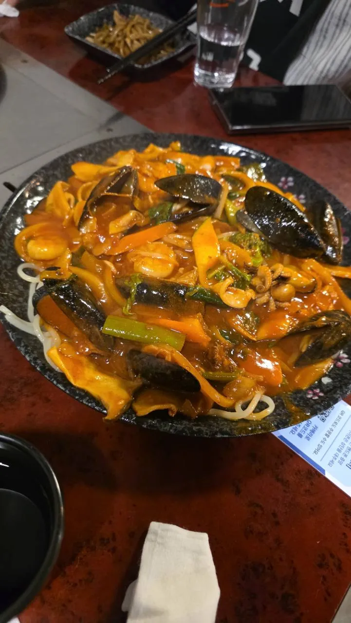 해산물과 채소가 올라간 태향 볶음짬뽕